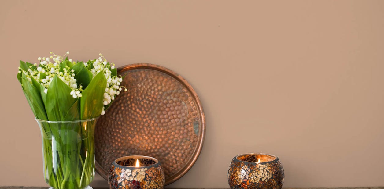 A natural warm brown wall will suit any space, especially when it is combined with metal to create a cool look.