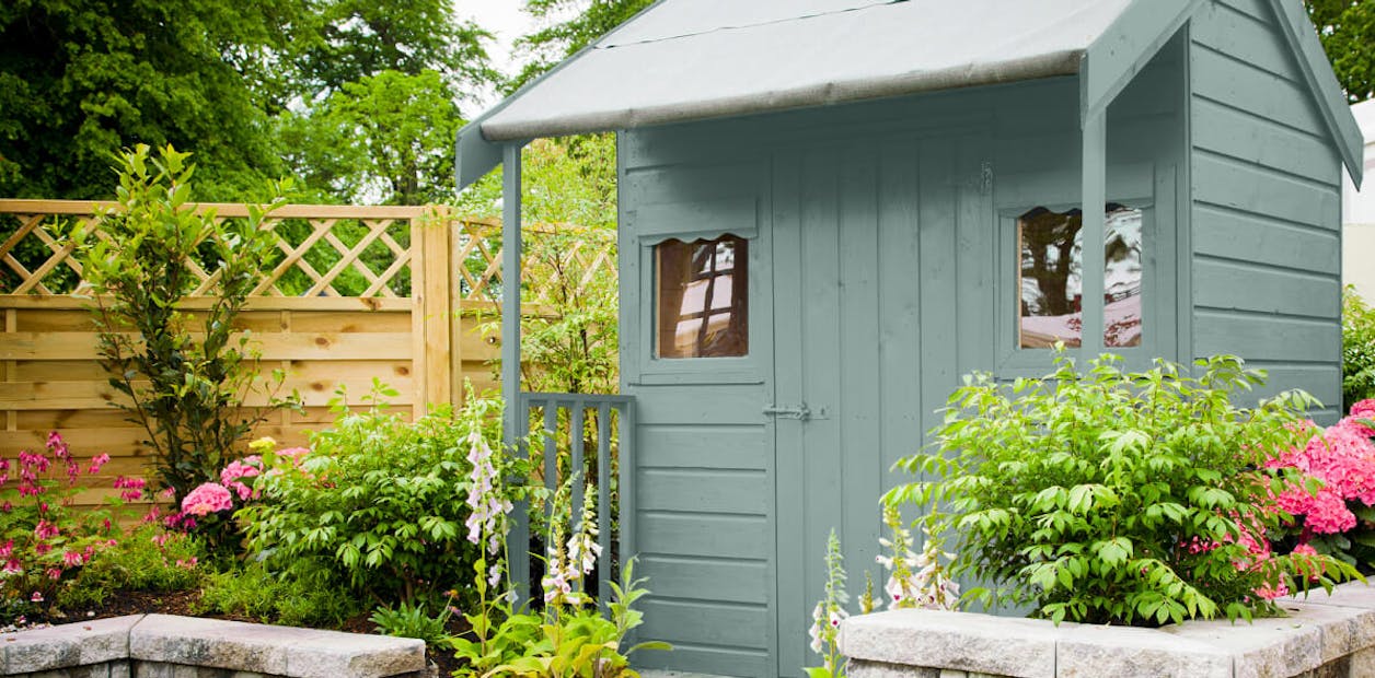 Add an exterior green paint to your basket for a verdant feeling.